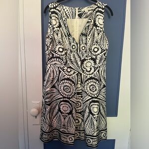 Banana Republic size 8 100% silk lined dress above the knee blue & white floral